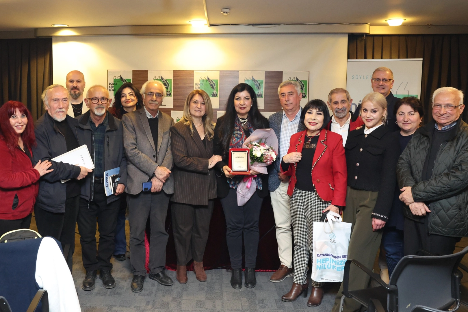 Nisa Leyla, Bursa Nilüfer'de Dünya Şiir Onur Ödülü'nü alırken