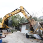 Bursa Nilüfer'de kaçak olduğu tespit edilen barakalar belediye ekiplerince yıkıldı.