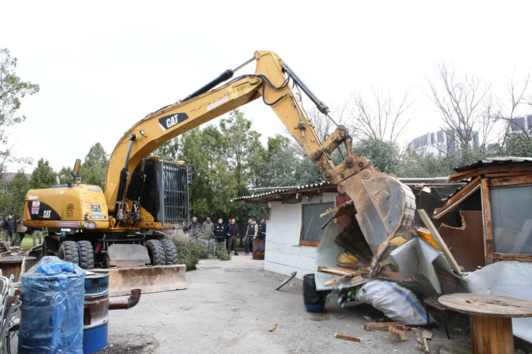 Bursa Nilüfer'de kaçak olduğu tespit edilen barakalar belediye ekiplerince yıkıldı.