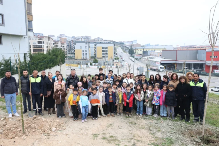 Nilüfer'de çocukların fidan diktiği Orman Haftası etkinliği
