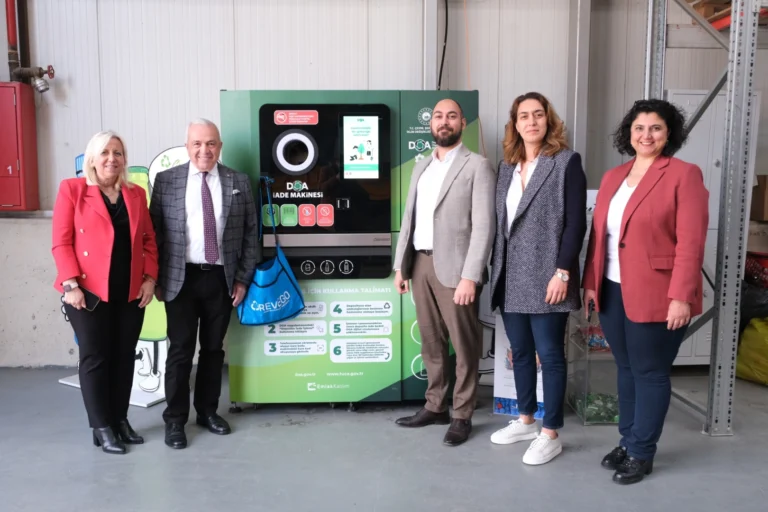 Nilüfer Belediye Başkanı Şadi Özdemir'in Üçge Şirketler Grubu'nu ziyareti sırasında çekilmiş fotoğrafı.