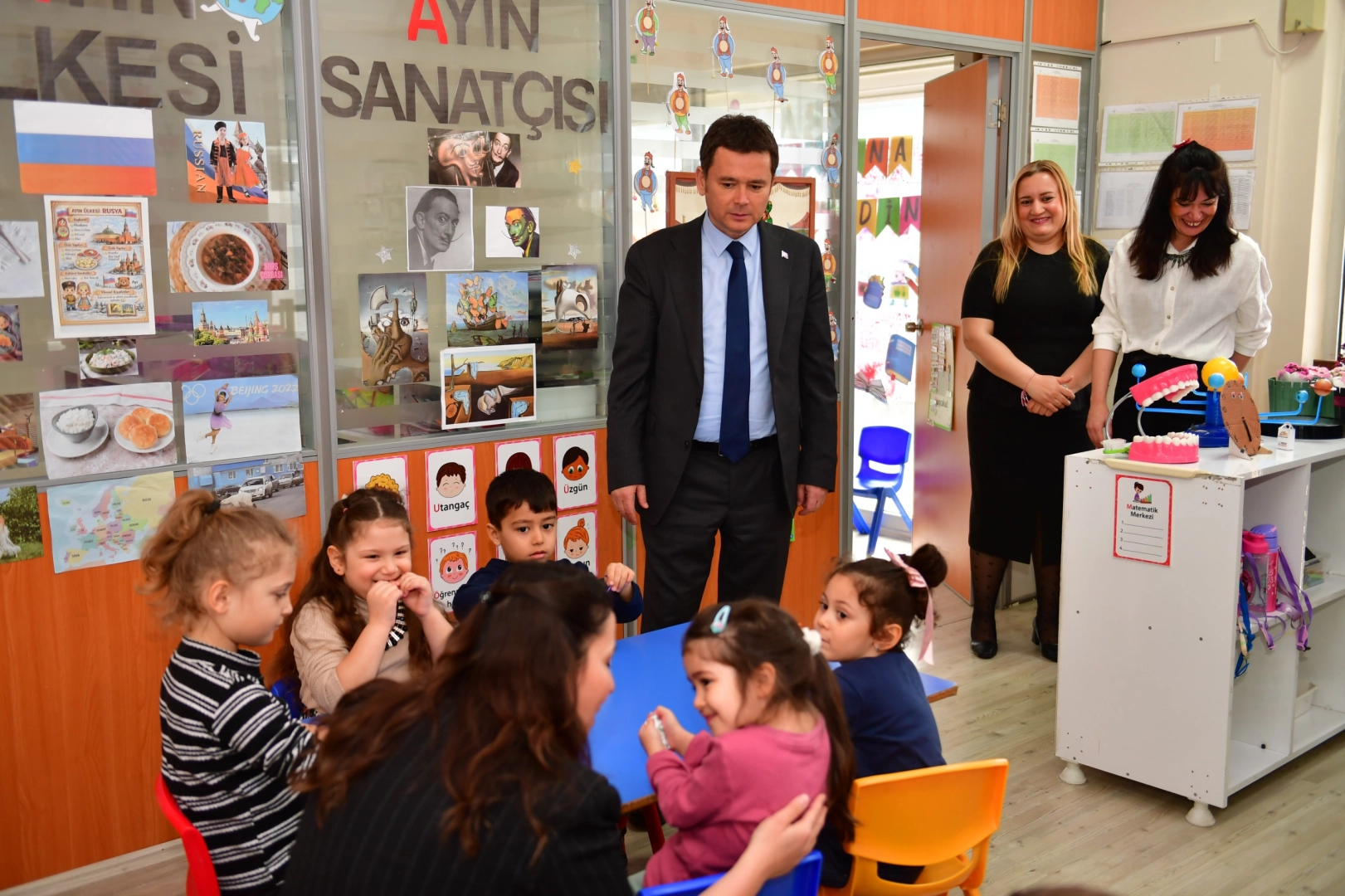 Osmangazi'de bayram coşkusu: Başkan Erkan Aydın Minik Kalpler Kreşi'ni ziyaret etti.