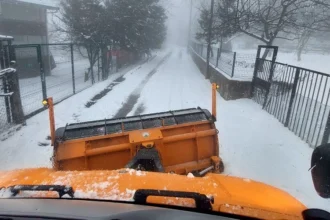Bursa Osmangazi'de bayram tatilinde karla mücadele eden belediye ekipleri.