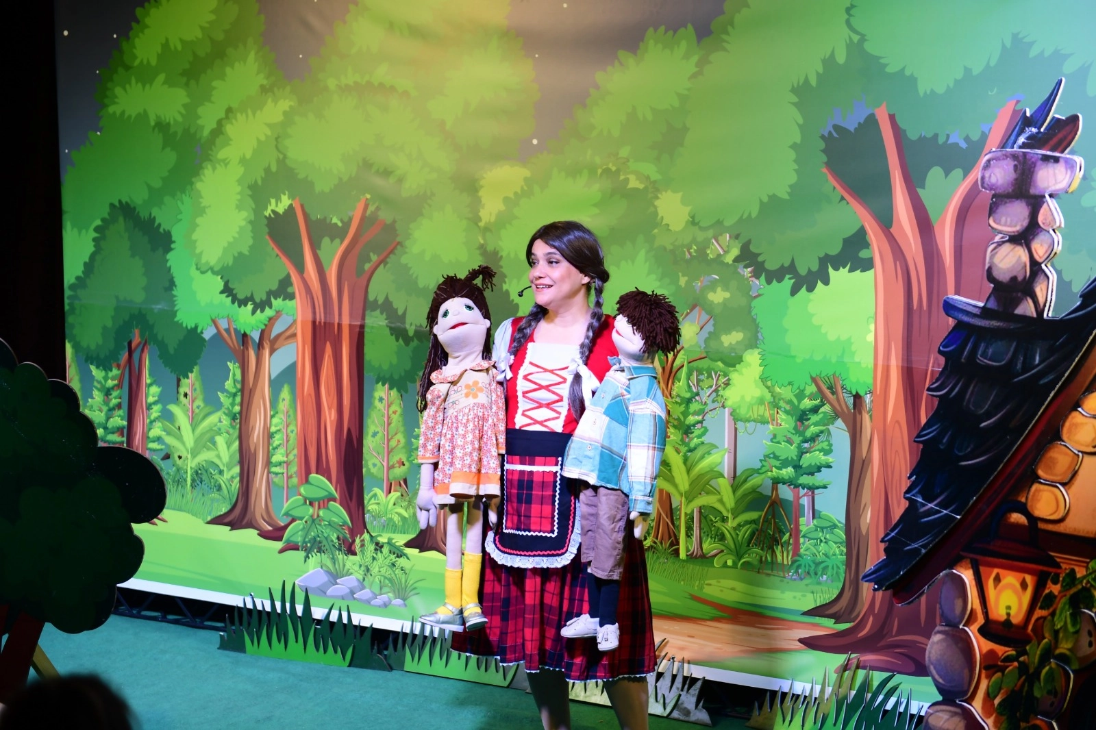 Bursa Osmangazi'de Hansel ve Gretel oyunuyla eğlenen çocuklar