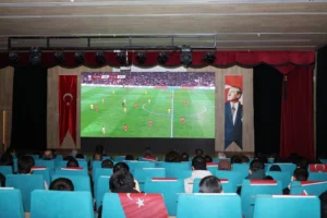 Bursa Osmangazi'de A Milli Takım'ın maçını dev ekrandan izleyen vatandaşlar
