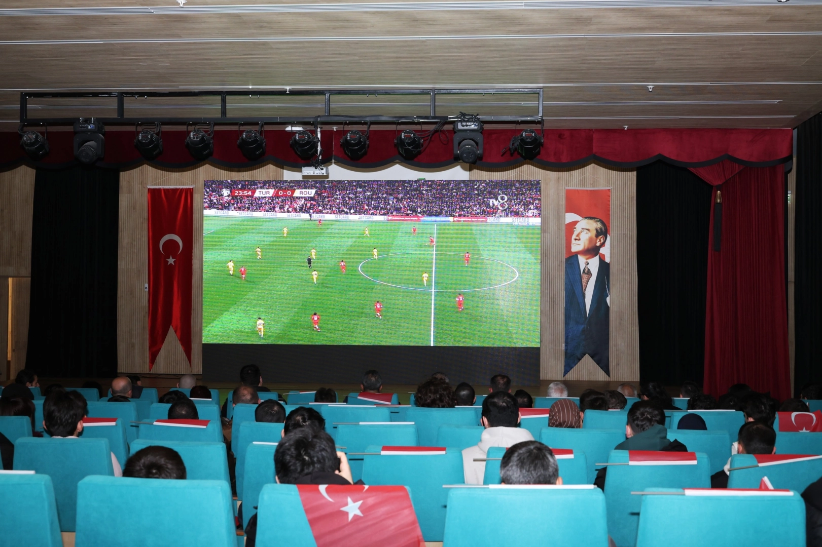 Bursa Osmangazi'de A Milli Takım'ın maçını dev ekrandan izleyen vatandaşlar