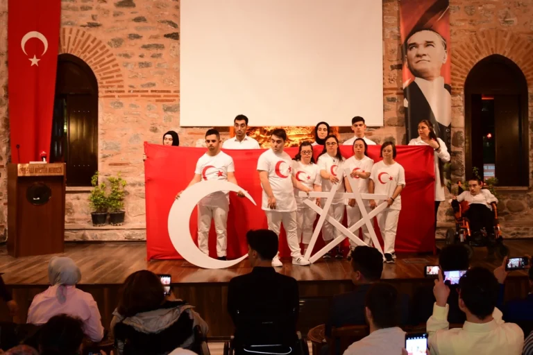 Osmangazi'de engelli çocukların İstiklal Marşı ve Çanakkale Zaferi'ni anma gösterisi.