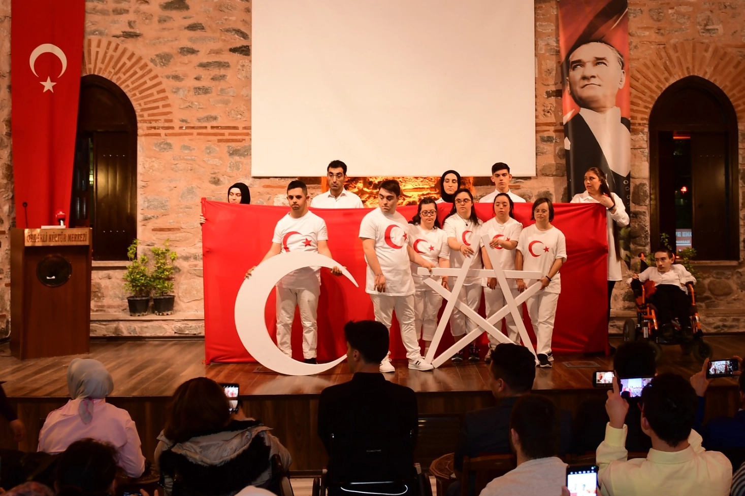 Osmangazi'de engelli çocukların İstiklal Marşı ve Çanakkale Zaferi'ni anma gösterisi.