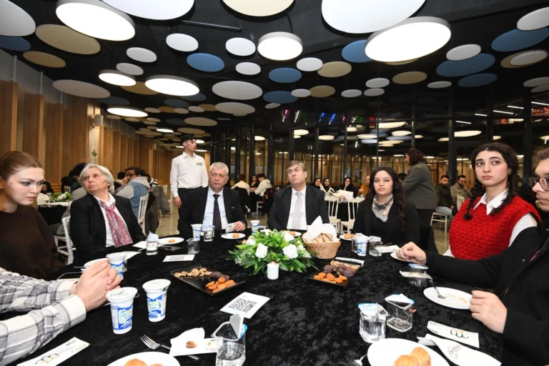 Osmangazi Belediyesi'nin ev sahipliği yaptığı iftar programında bir araya gelen üniversite gençlik kulübü başkanları ve yerel yöneticiler