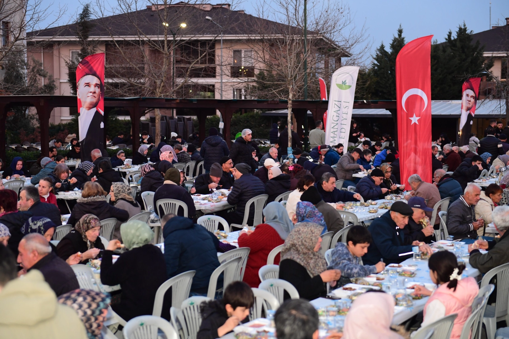 Bursa Osmangazi'de Yenibağlar Mahallesi'nde kurulan gönül sofrası iftar programı