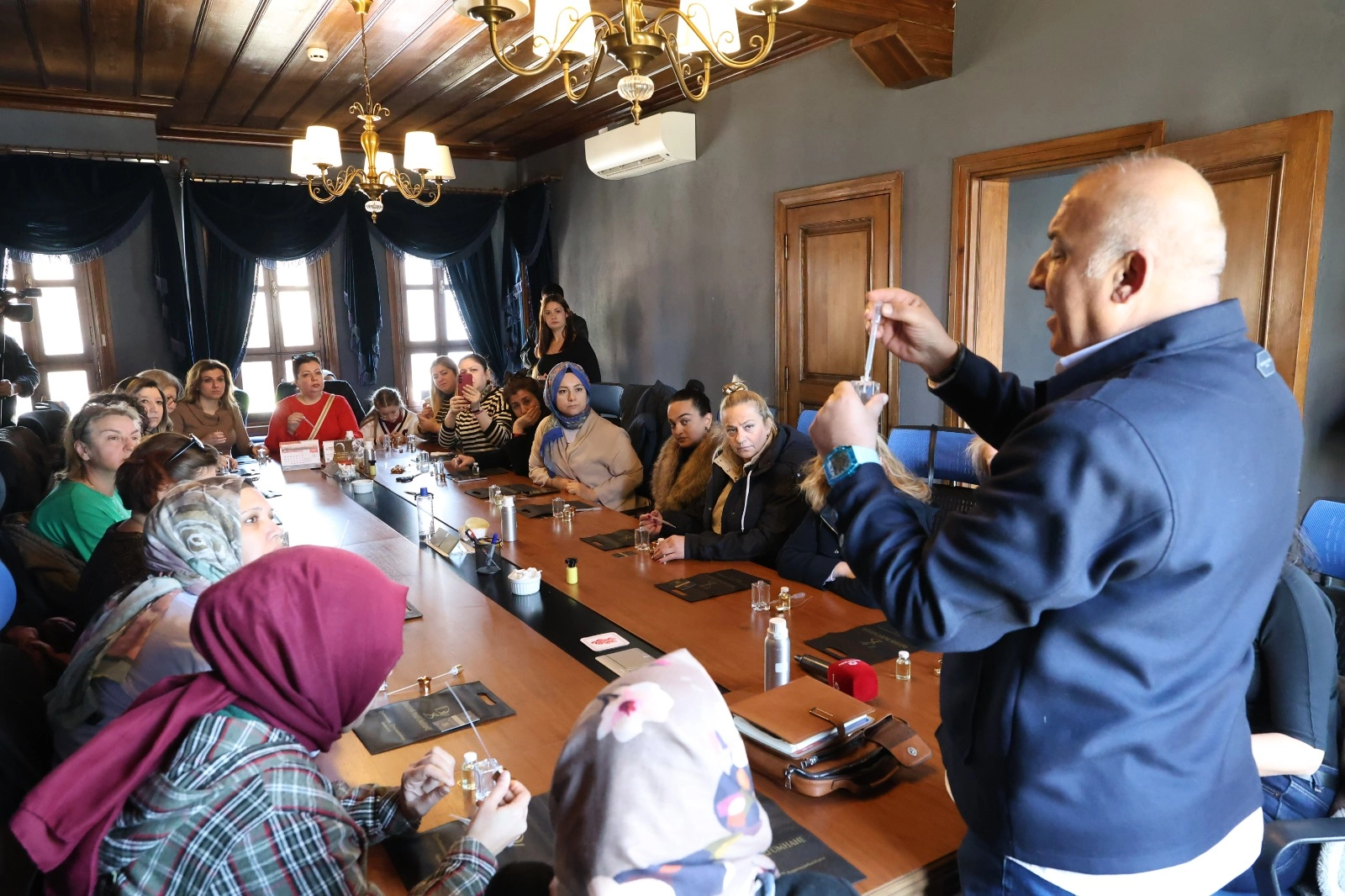 Osmangazi Belediyesi'nin kadınlara yönelik düzenlediği parfüm yapım atölyesi