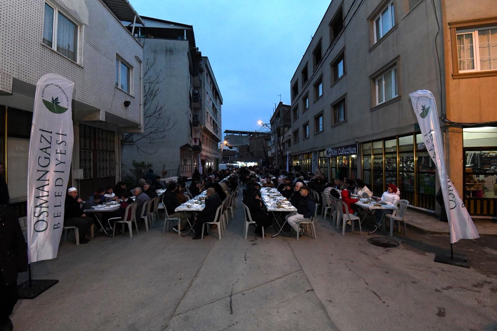 Bursa Osmangazi'de Ramazan ayının son iftarı Gülbahçe Mahallesi'nde yapıldı.