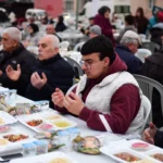 Bursa Osmangazi'de Sırameşeler Mahallesi'nde kurulan Ramazan iftar sofrası