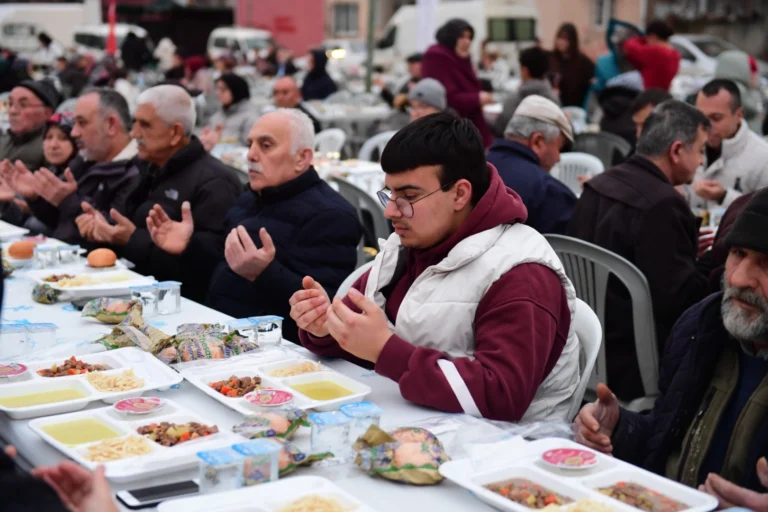 Bursa Osmangazi'de Sırameşeler Mahallesi'nde kurulan Ramazan iftar sofrası