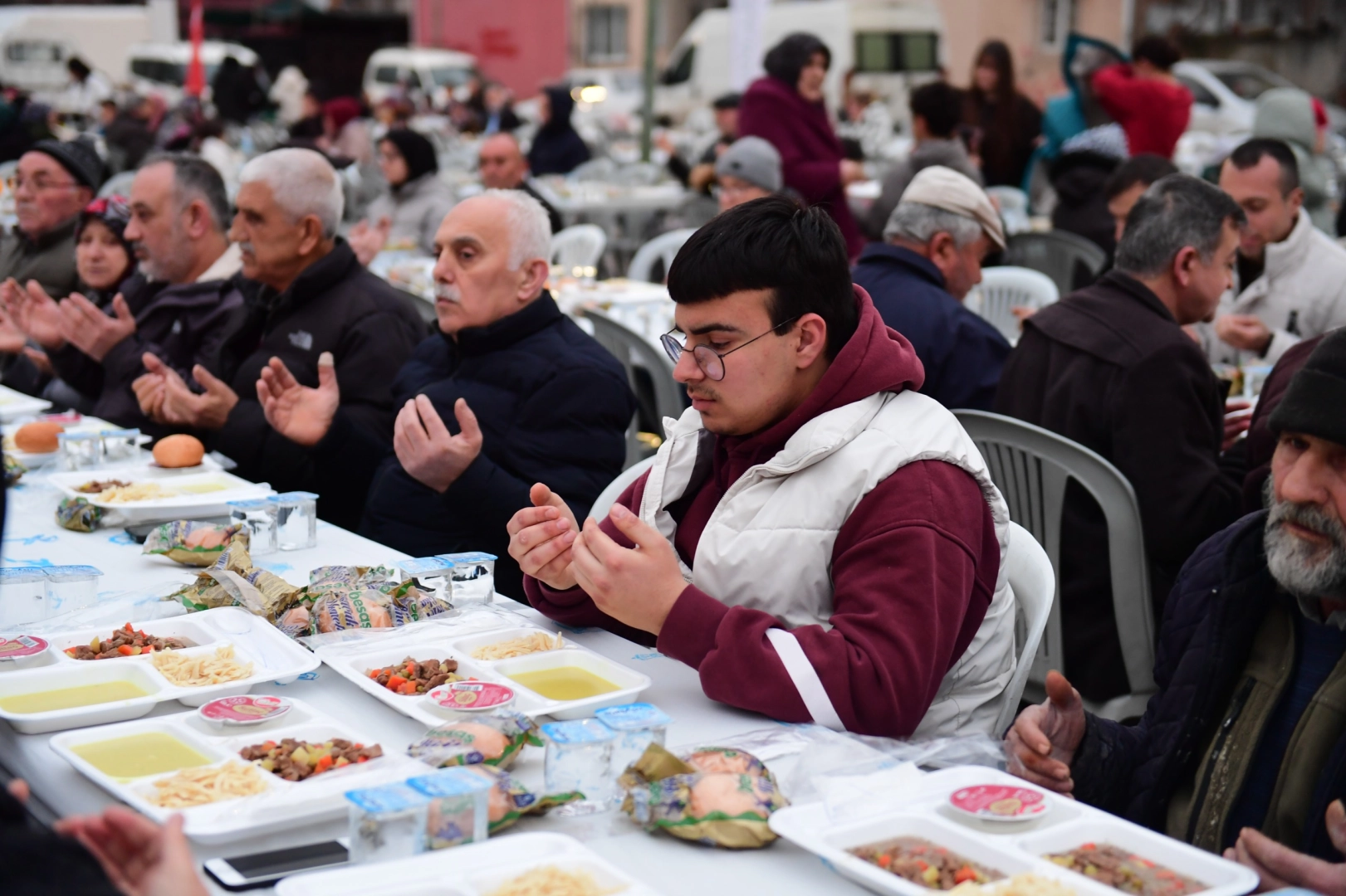 Bursa Osmangazi'de Sırameşeler Mahallesi'nde kurulan Ramazan iftar sofrası