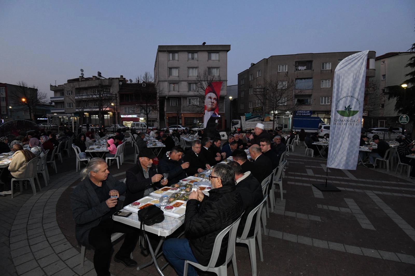 Osmangazi Belediyesi'nin Bağlarbaşı Mahallesi'nde düzenlediği iftar programı