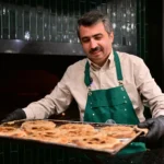 Yıldırım Belediye Başkanı Oktay Yılmaz, sahur için hazırlanan tahanlı pide ve simitleri ikram ediyor