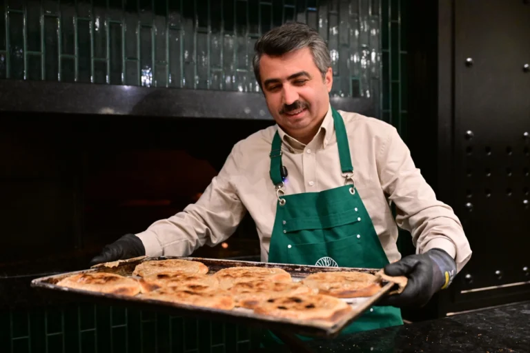 Yıldırım Belediye Başkanı Oktay Yılmaz, sahur için hazırlanan tahanlı pide ve simitleri ikram ediyor