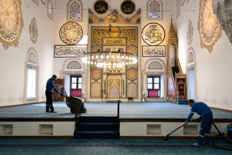 Bursa Yıldırım'da Ramazan Bayramı öncesinde camilerde yapılan detaylı temizlik çalışmaları