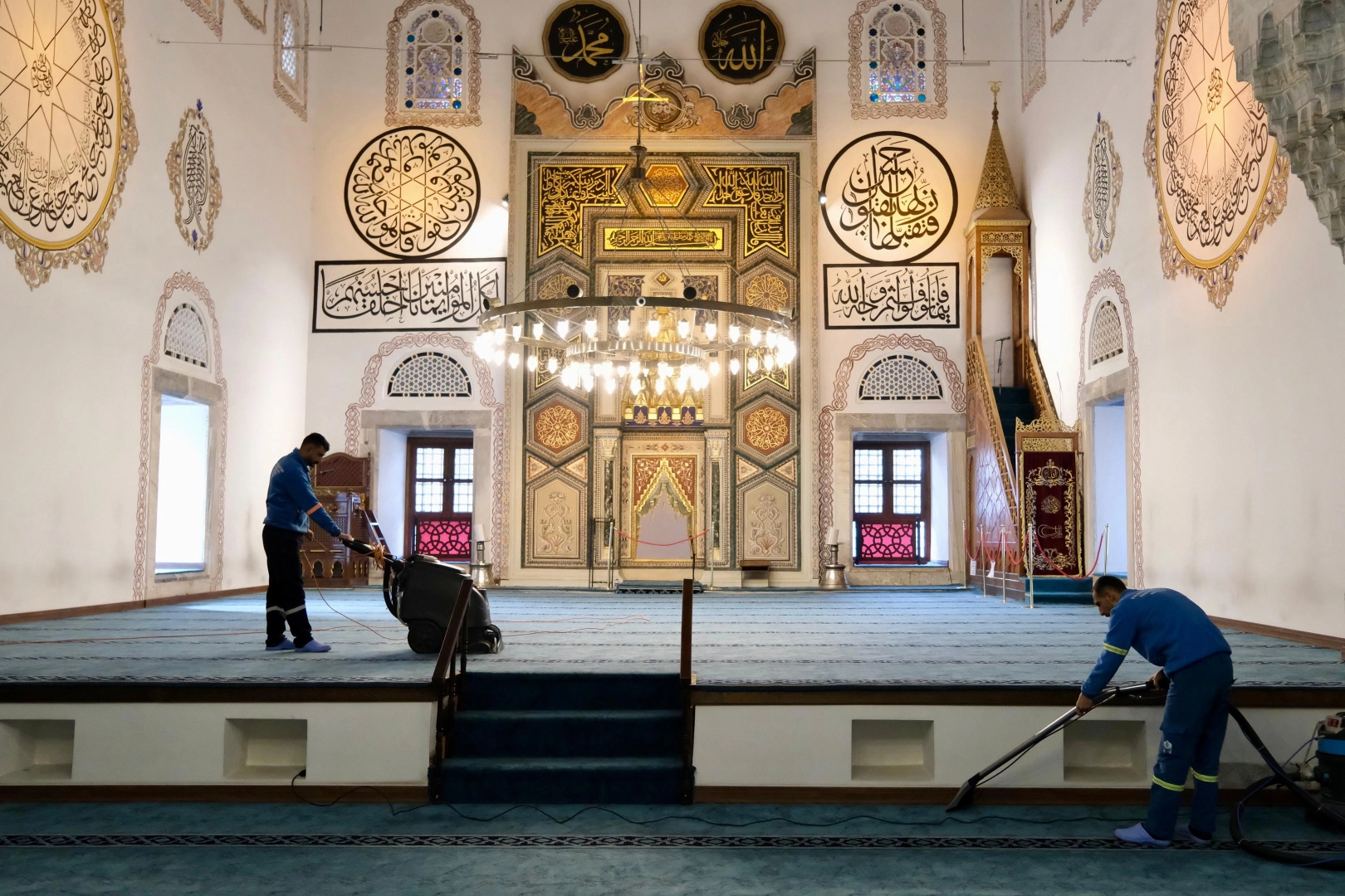 Bursa Yıldırım'da Ramazan Bayramı öncesinde camilerde yapılan detaylı temizlik çalışmaları