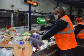 Yıldırım Belediyesi geri dönüşüm tesisi, ayda 5 bin ağacı kurtararak çevreye katkı sağlıyor