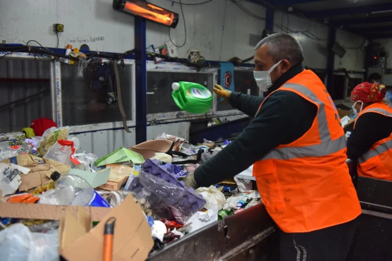 Yıldırım Belediyesi geri dönüşüm tesisi, ayda 5 bin ağacı kurtararak çevreye katkı sağlıyor