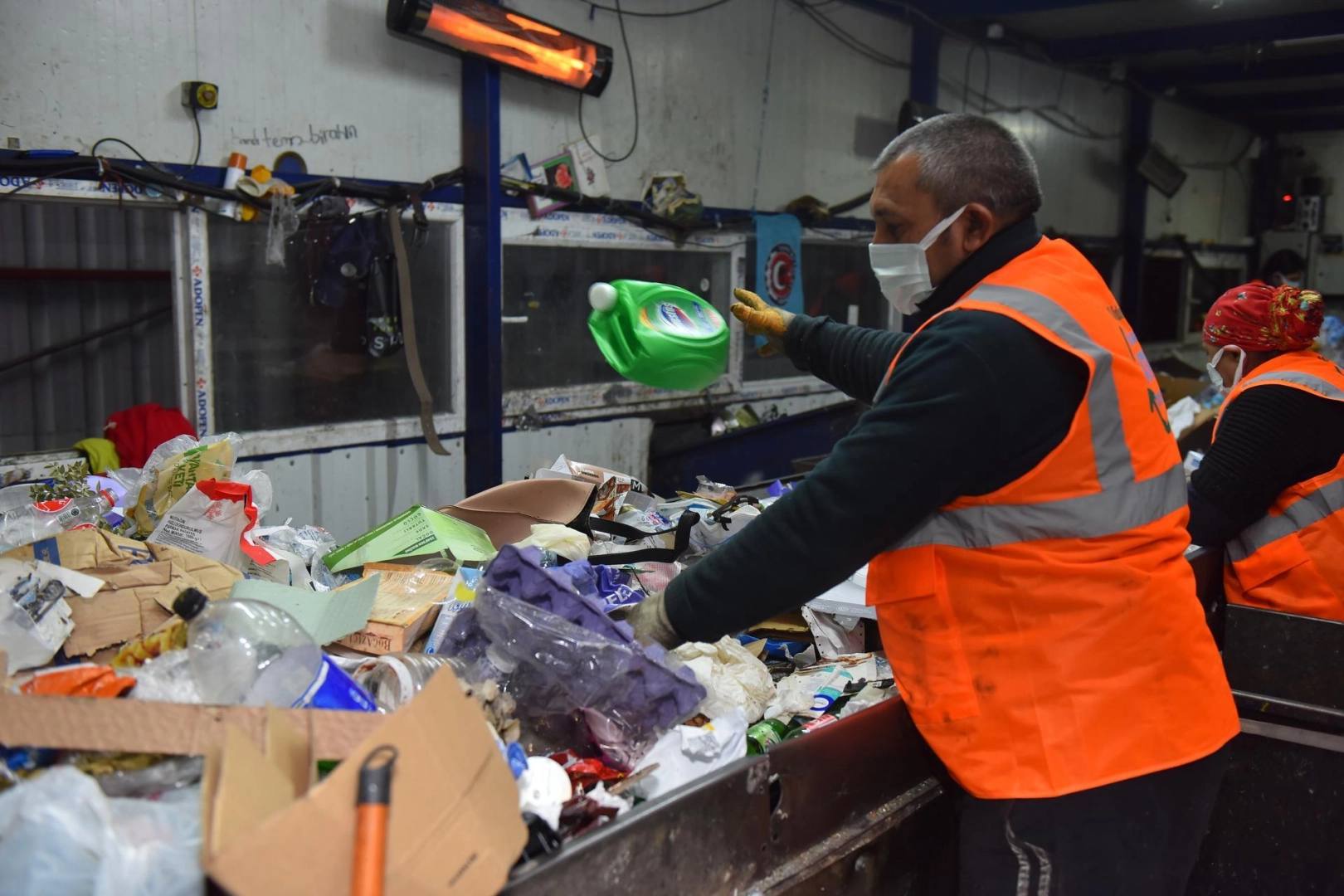 Yıldırım Belediyesi geri dönüşüm tesisi, ayda 5 bin ağacı kurtararak çevreye katkı sağlıyor