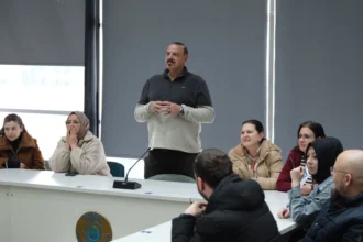 Yıldırım Belediyesi tarafından düzenlenen temel fotoğrafçılık kursuna katılan vatandaşlar