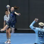 Bursa Büyükşehir Belediyespor kadın hentbol takımı oyuncuları maç sırasında sevinirken