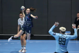 Bursa Büyükşehir Belediyespor kadın hentbol takımı oyuncuları maç sırasında sevinirken