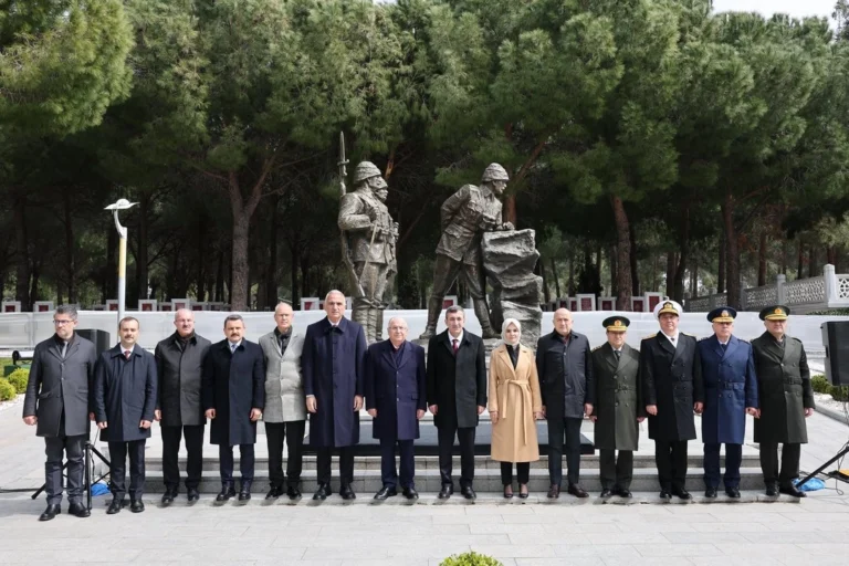 Çanakkale Deniz Zaferi'nin 111. yıl dönümü anma törenleri Gelibolu'da yapıldı.