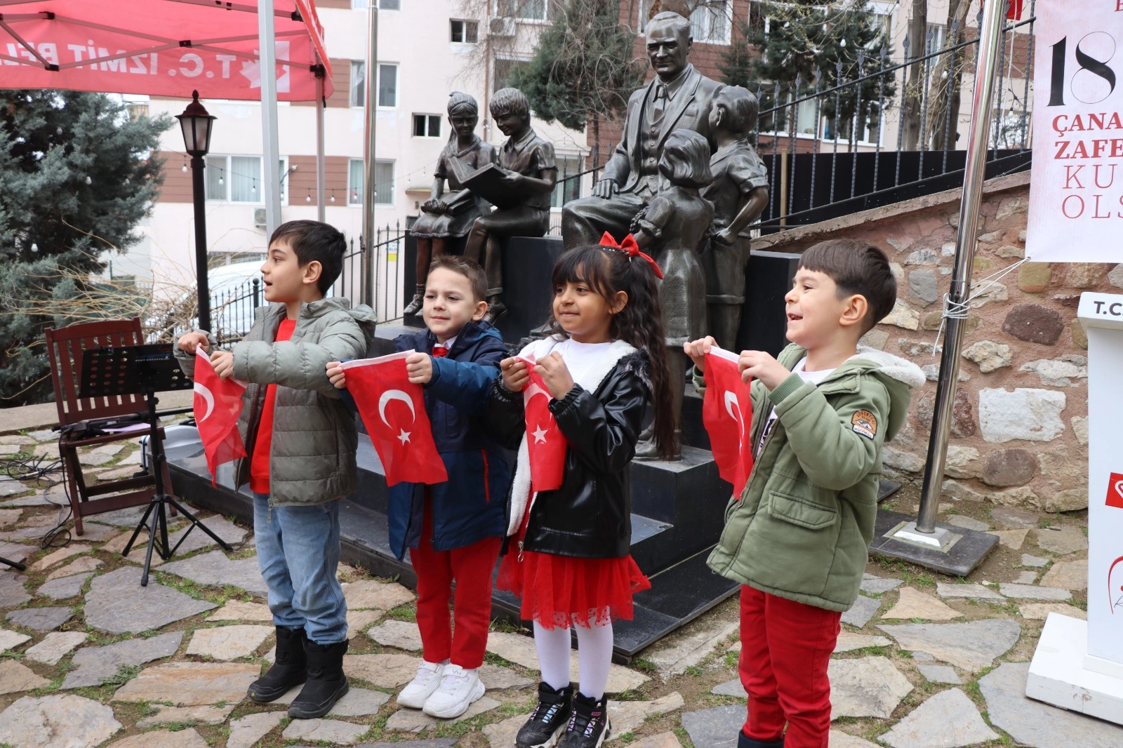 İzmit Belediyesi'nin Çanakkale Zaferi'nin 111. yılı anma programından genel görünüm.