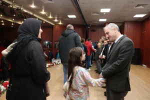 Çayırova Belediye Başkanı Bünyamin Çiftçi, belediye çalışanlarıyla bayramlaştı.