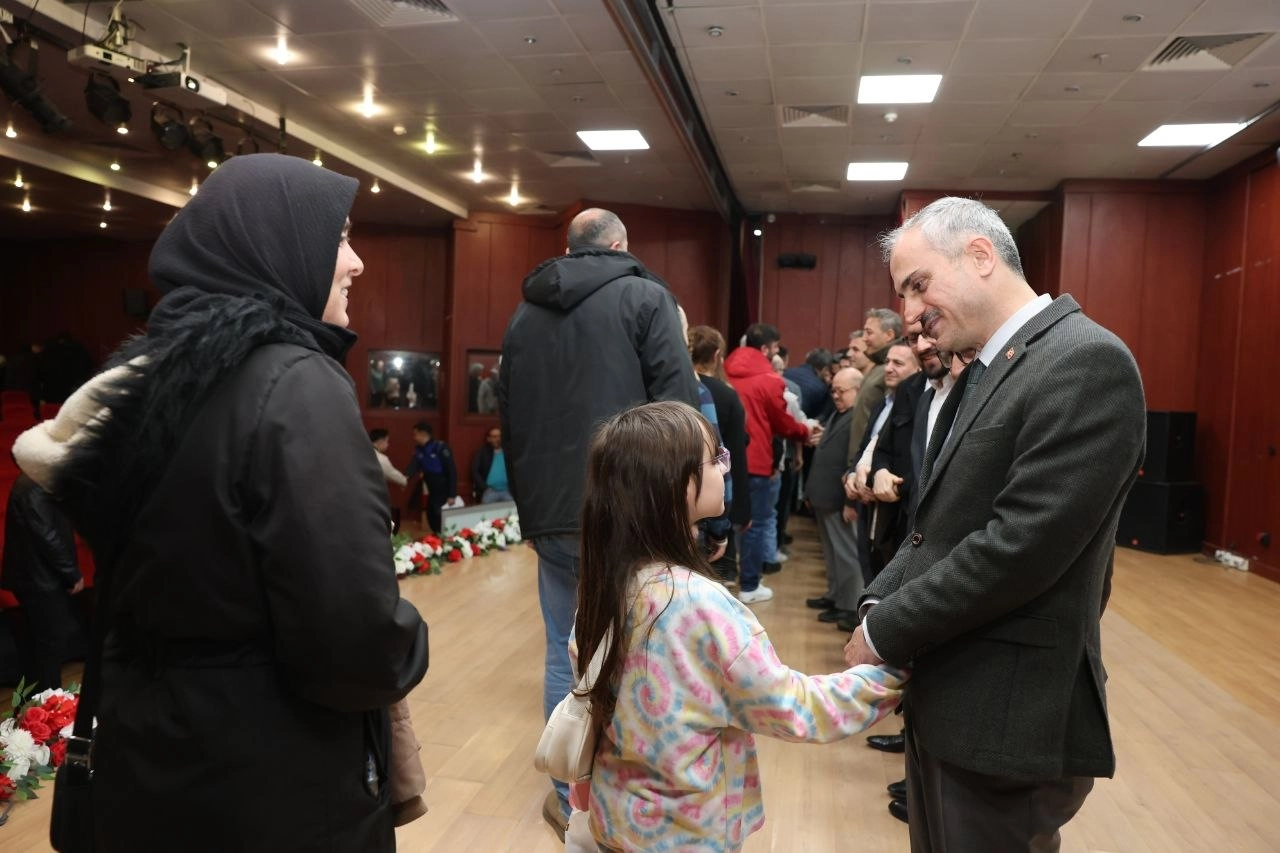 Çayırova Belediye Başkanı Bünyamin Çiftçi, belediye çalışanlarıyla bayramlaştı.