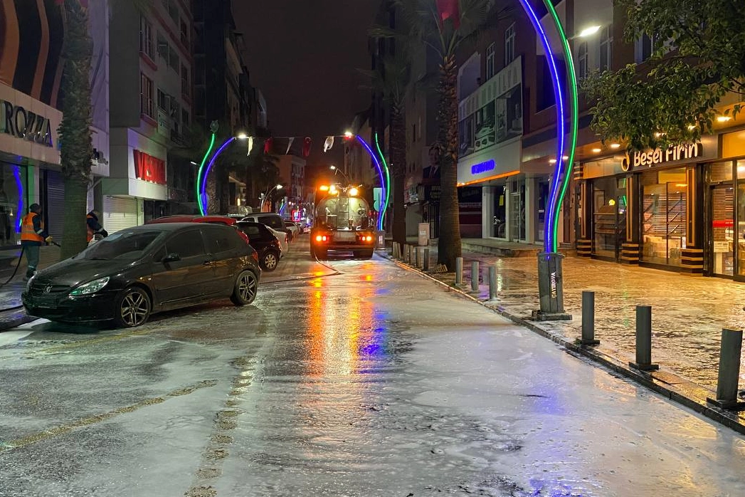 Çayırova'da Ramazan Bayramı öncesinde Fatih Caddesi'nde yapılan kapsamlı temizlik çalışması