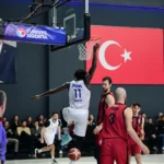 Çayırova Belediyesi basketbol takımı oyuncularının sevinç anı