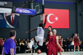 Çayırova Belediyesi basketbol takımı oyuncularının sevinç anı