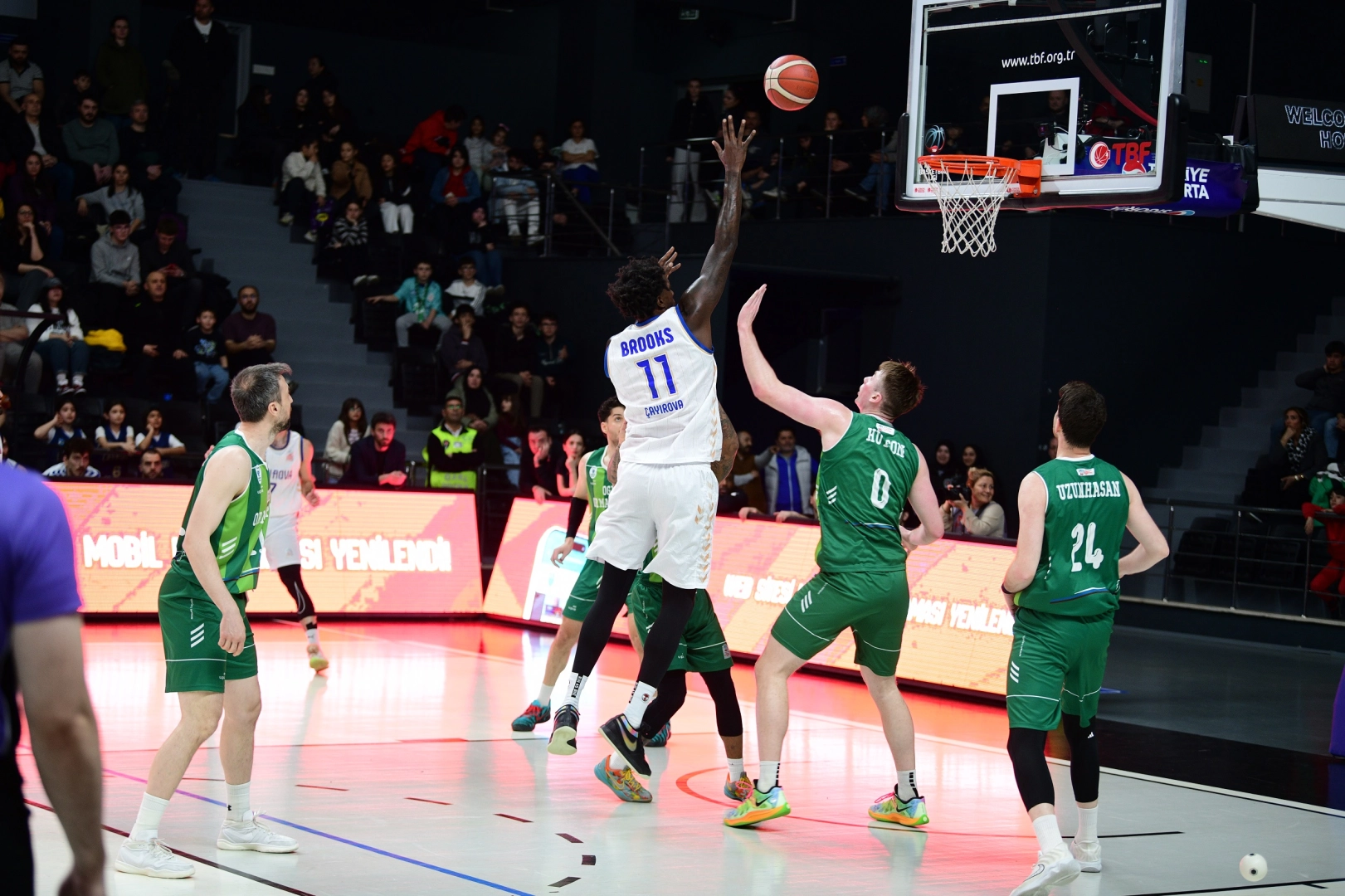 Çayırova Belediyesi ve Gaziantep Basketbol takımları, lig liderliği için mücadele ediyor.