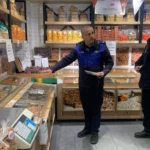 Çayırova zabıta ekipleri, Ramazan Bayramı öncesinde market ve tatlı satışı yapan iş yerlerinde denetim yaparken