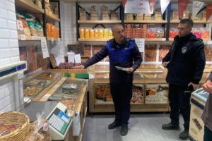 Çayırova zabıta ekipleri, Ramazan Bayramı öncesinde market ve tatlı satışı yapan iş yerlerinde denetim yaparken