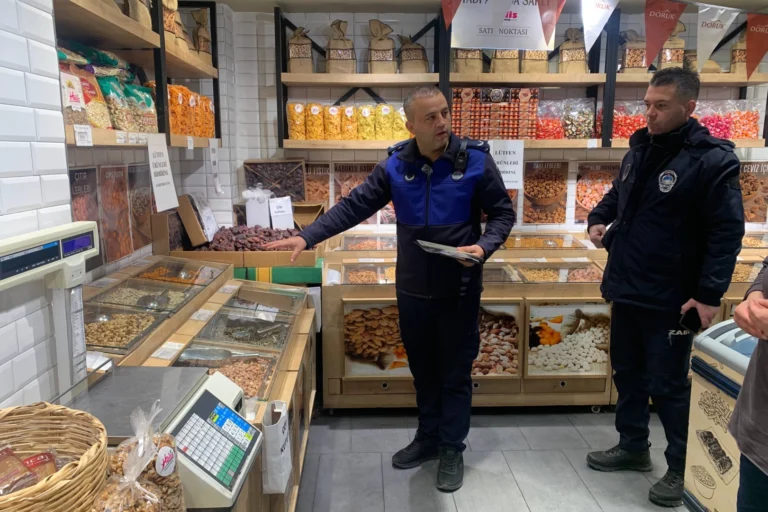 Çayırova zabıta ekipleri, Ramazan Bayramı öncesinde market ve tatlı satışı yapan iş yerlerinde denetim yaparken