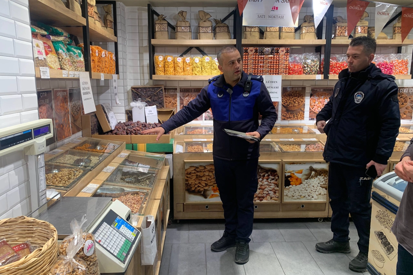 Çayırova zabıta ekipleri, Ramazan Bayramı öncesinde market ve tatlı satışı yapan iş yerlerinde denetim yaparken