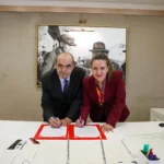 Antalya Büyükşehir Belediyesi Başkan Vekili Büşra Özdemir ve Gazipaşa Belediye Başkanı Mehmet Ali Yılmaz 'Çevre Dostu Çiftçi Kart' projesi için protokol imzalıyor