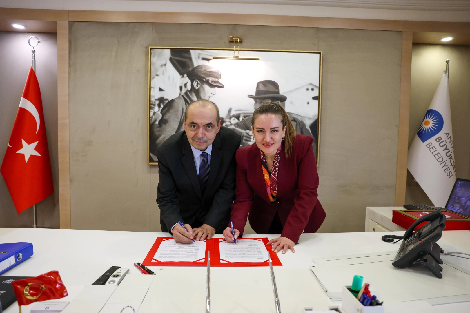 Antalya Büyükşehir Belediyesi Başkan Vekili Büşra Özdemir ve Gazipaşa Belediye Başkanı Mehmet Ali Yılmaz 'Çevre Dostu Çiftçi Kart' projesi için protokol imzalıyor