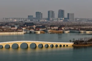 Xiongan Yeni Bölgesi, Çin'in yüksek kaliteli kentleşme vizyonunu yansıtan modern bir şehir modeli olarak inşa ediliyor.