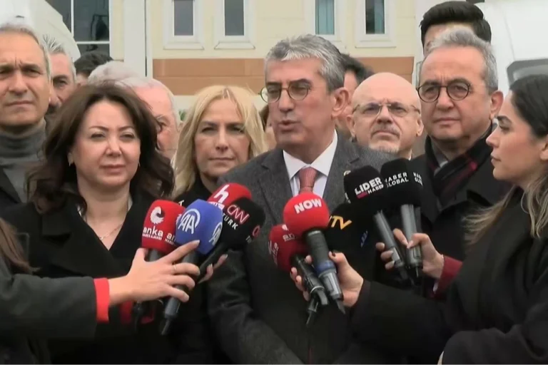 CHP'li Gökhan Günaydın, Adalet Bakanı Akın Gürlek'e tepki gösteriyor