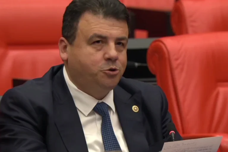 CHP'li Hasan Öztürk, hızlı tren projesindeki plansızlık nedeniyle Bursalıların mağdur olduğunu belirtti.