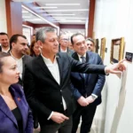 CHP Genel Başkanı Özgür Özel, 'Sarışın Bir Kurt' sergisini ziyaret ederken çekilmiş kapak görseli