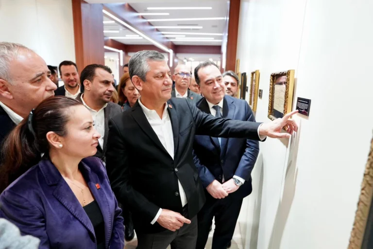CHP Genel Başkanı Özgür Özel, 'Sarışın Bir Kurt' sergisini ziyaret ederken çekilmiş kapak görseli