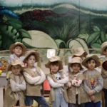 Maltepe'de ara tatil boyunca düzenlenen çocuk etkinliklerine katılan mutlu çocuklar